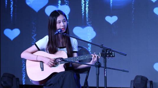 《北美最强音》歌手、特邀嘉宾苏菲吉他弹唱《Drunk Text》