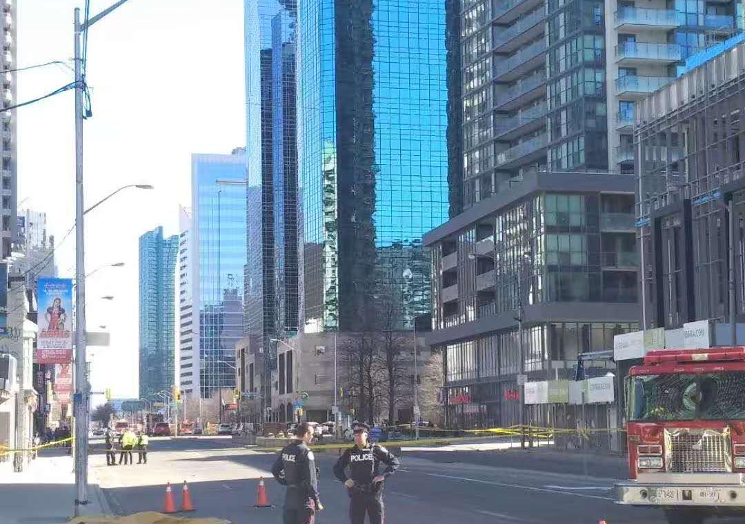 Yonge/Finch附近面包车冲撞行人 致10死15伤 震撼加国