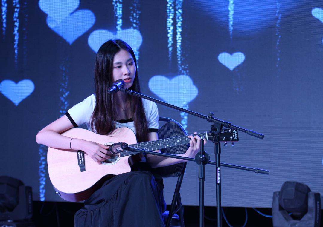 《北美最强音》歌手、特邀嘉宾苏菲吉他弹唱《Drunk Text》