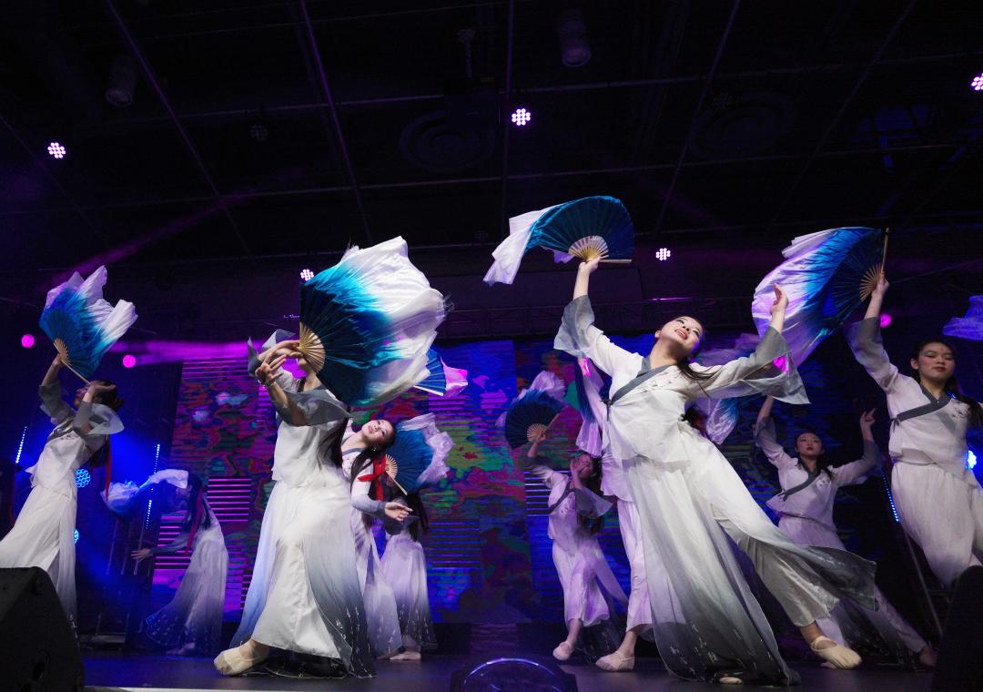 舞蹈《跃然书简》演出单位:加拿大梅美舞蹈艺术学校