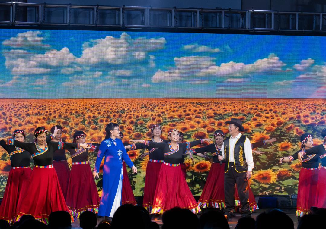 歌舞《最美的歌先给妈妈》 表演单位:红宝石艺术团