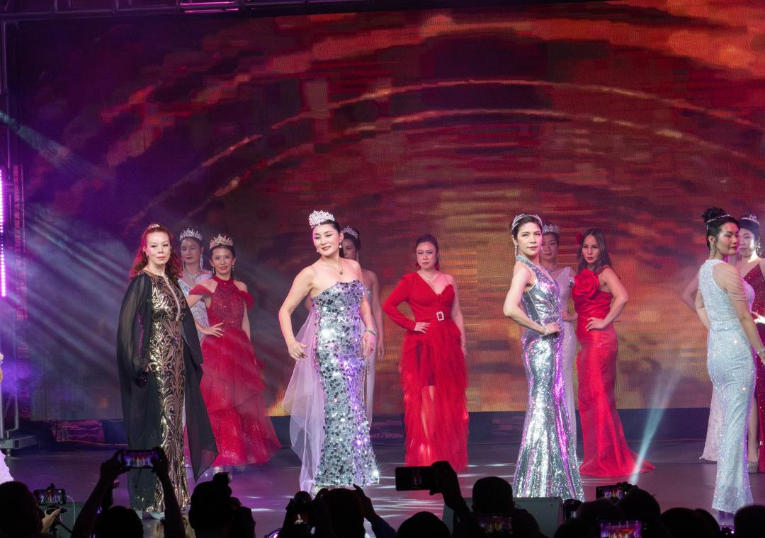 晚礼服走秀《炫彩之翼》 表演单位:新时代俱乐部时装表演队